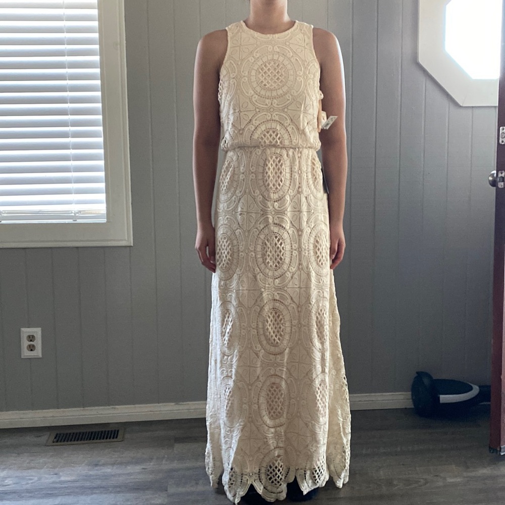 New cute dress with tags, one little piece came off but not noticeable